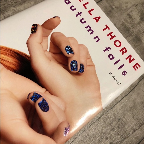 "Autumn Falls" YA Hardcover Book - Book 1 - by Disney actress Bella Thorne - Picture 11 of 11